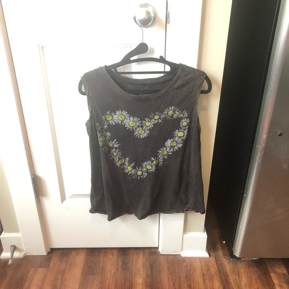 Sleeveless daisy graphic tank